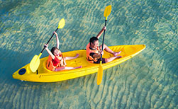 Paar Thailand Kanu Meer Strand Thailand Urlaub Wassersport Kanu fahren