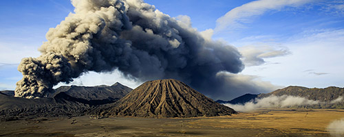 Erforschen Sie mit uns die mystische Welt der immer noch aktiven Vulkane Indonesiens
