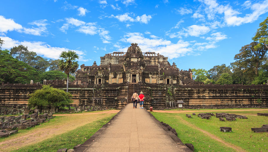 Baphuon tempel in Angkor mit Touristen schöne Aussicht
