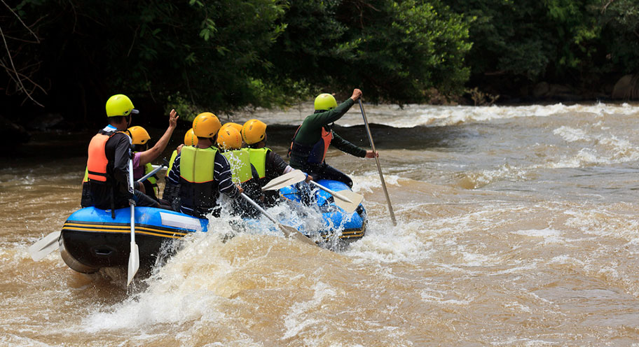 Borneo Wildwasser Rafting Gummiboot Gruppe Stromschnellen