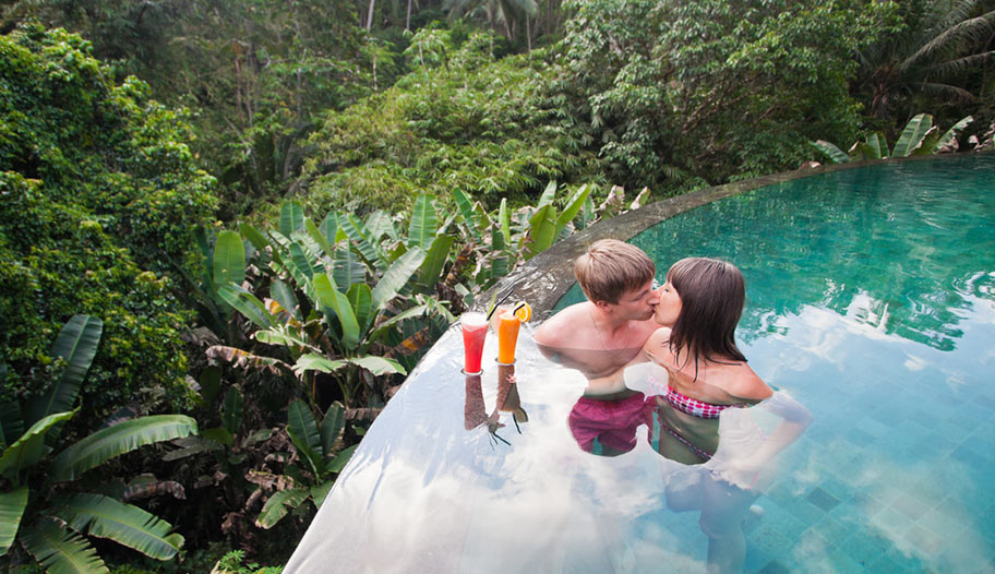 Malaysia Pool Resort Dschungel Honeymoon Couple