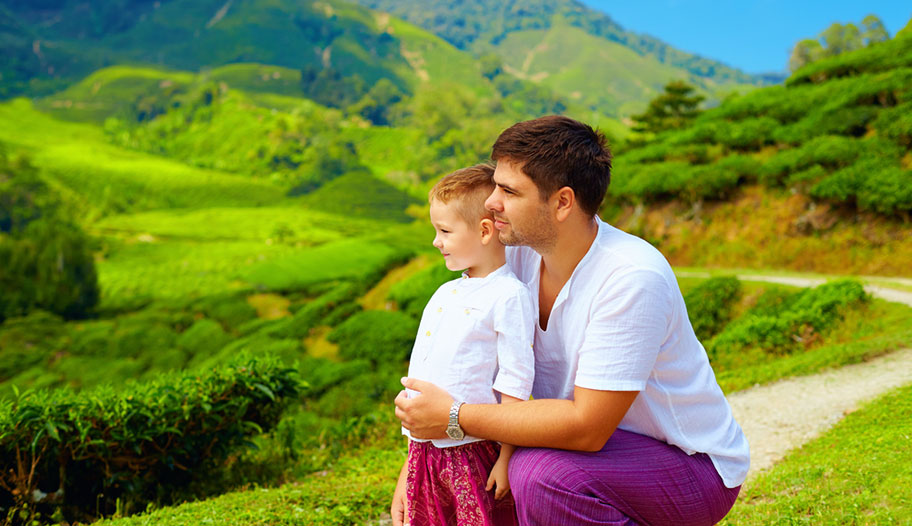 Vater mit Sohn Cameron Highlands Malaysia günstige Angebote