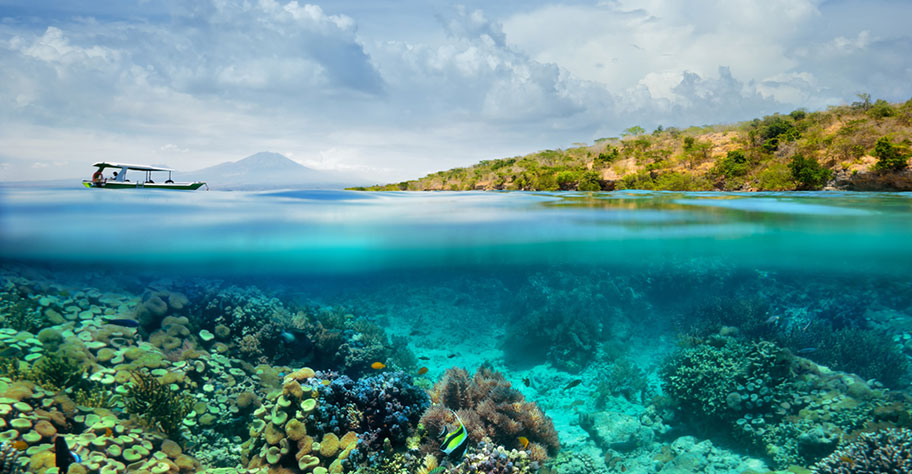 Schiff bringt Schnorchler zum Korallenriff in den Philippinen