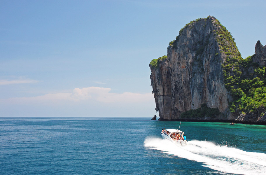 Schnorcheln Thailand Ko Phi Phi Ausflug mit Motorboot Felsen Meer