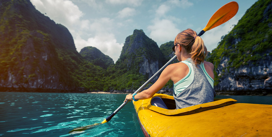 Frau Kanu Vietnam Meer wunderschöne Landschaft Vietnam Reise günstig