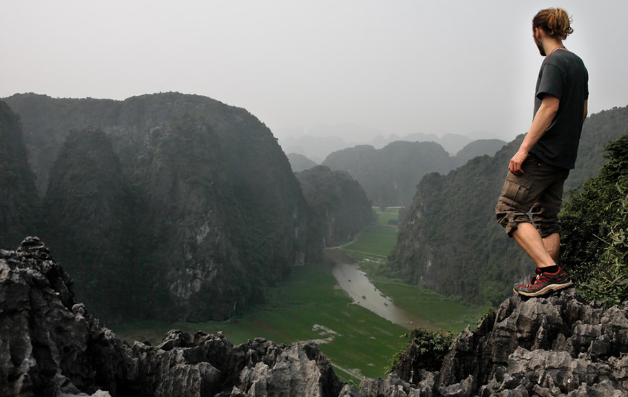 Vietnam Wanderungen Mann geniesst Aussicht von Bergen