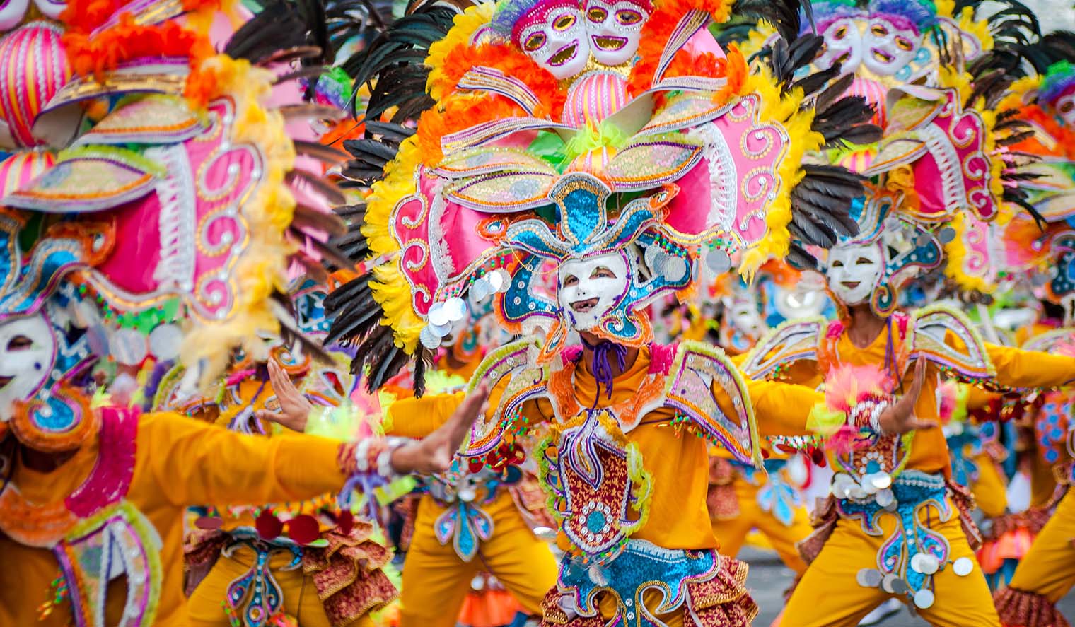 Farbige Trachten am Masskara Festival in Bacolod City Philippinen
