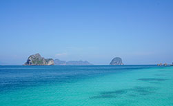 Boot vor Strand Insel Thailand Ko Ngai Aussicht Insel Ko Ngai Kalksteinfelsen