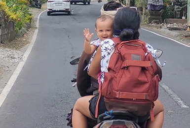 Baby auf Moto in Bali