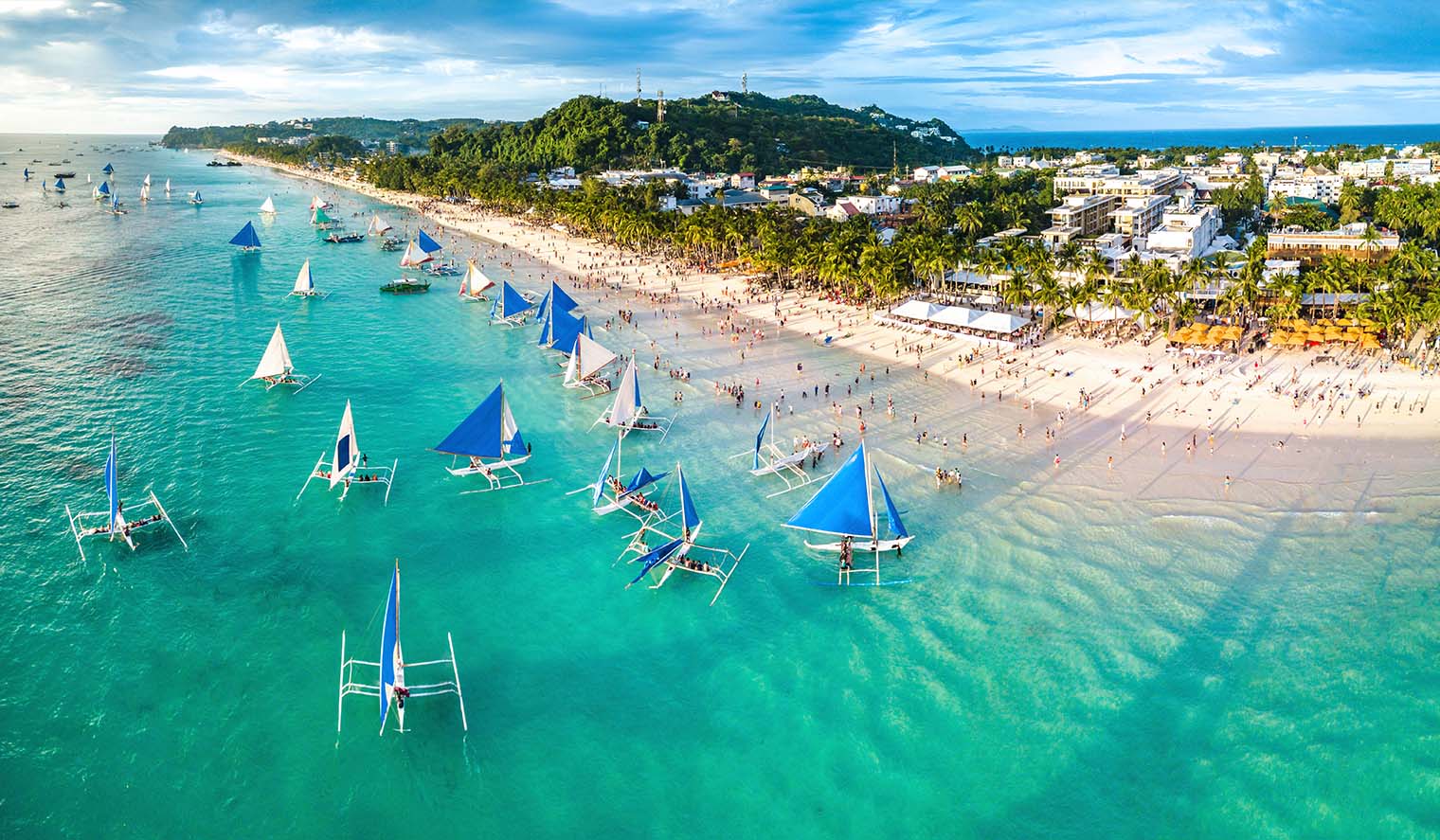 Strand, Segelschiffe und Meer von Boravay auf den Philippinen