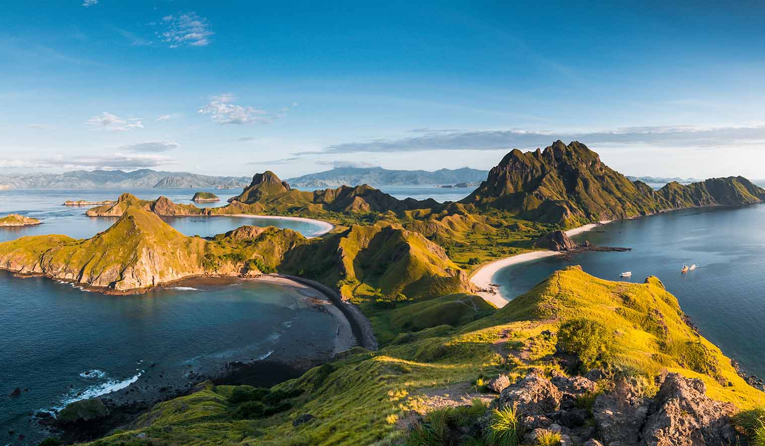 Flores Berge und Strand