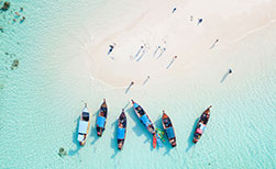 Boote Koh Lipe Insel Thailand Strand Weisse Sandzunge Insel Koh Lipe Thailand mit Booten