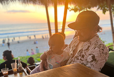 Sonnenuntergang Seminyak Bali mit Baby