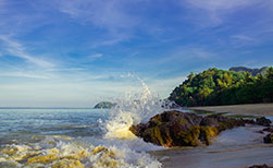 Welle bricht am Strand von Koh Jum Welle Strand Insel Koh Jum auf Thailand